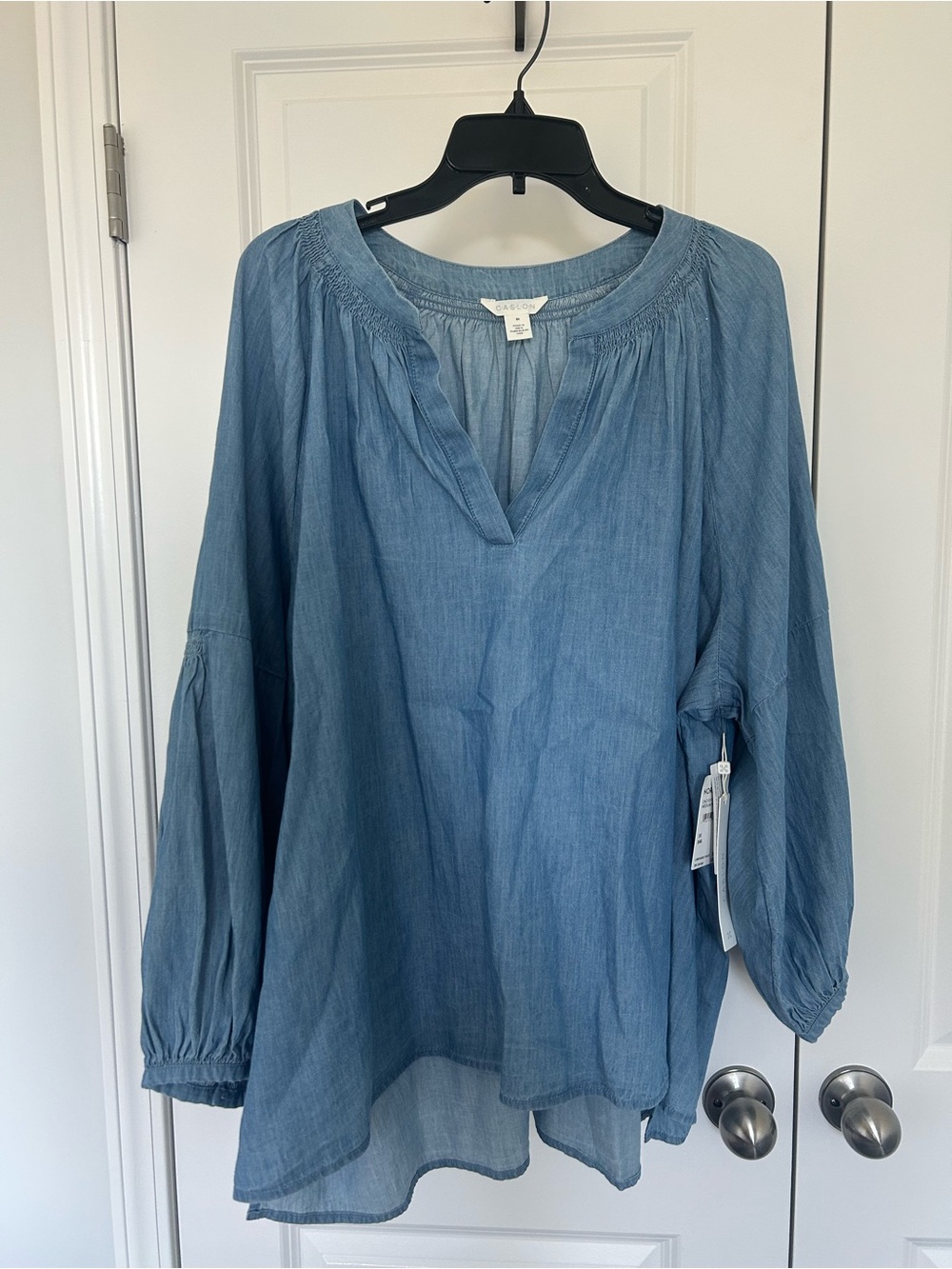 NWT- Women’s long Slv Caslon/Nordstrom Light Blue Peasant V-Neck Top. Size 3X